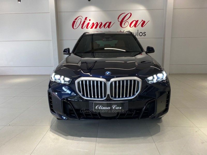 BMW X5 3.0 XDRIVE50E TURBO M SPORT HÍBRIDO 2023/2024 ÓTIMA CAR FLORES DA CUNHA / Carros no Vale