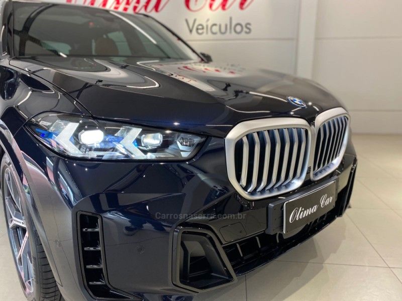 BMW X5 3.0 XDRIVE50E TURBO M SPORT HÍBRIDO 2023/2024 ÓTIMA CAR FLORES DA CUNHA / Carros no Vale