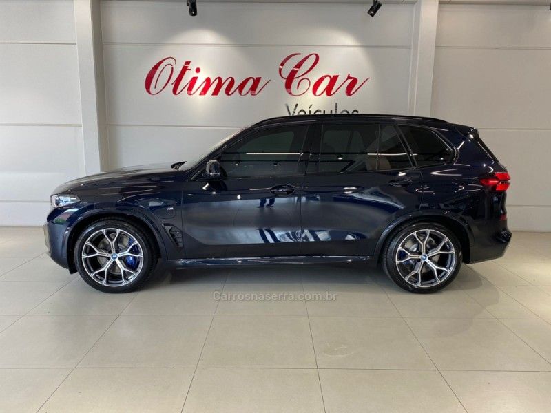 BMW X5 3.0 XDRIVE50E TURBO M SPORT HÍBRIDO 2023/2024 ÓTIMA CAR FLORES DA CUNHA / Carros no Vale