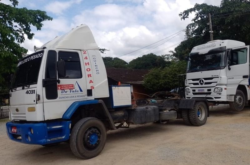 Ford CARGO 4331 CARGO 4031 Turbo 2p Guincho 2004/2004 CAMINHÕES & CAMIONETAS PASSO FUNDO / Carros no Vale