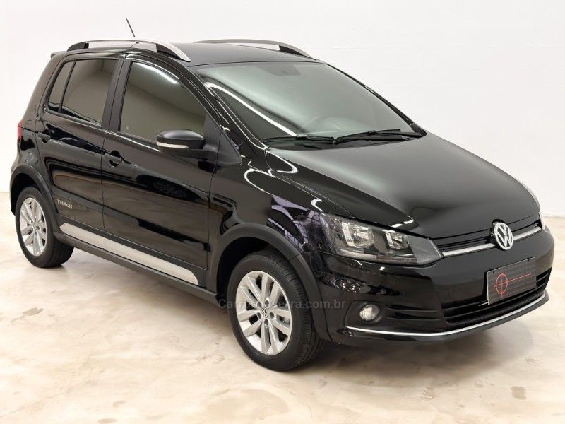 VOLKSWAGEN FOX 1.0 MPI TRACK 12V 2016/2017 FOCAR VEÍCULOS CAXIAS DO SUL / Carros no Vale