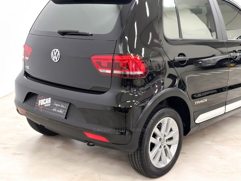 VOLKSWAGEN FOX 1.0 MPI TRACK 12V 2016/2017 FOCAR VEÍCULOS CAXIAS DO SUL / Carros no Vale