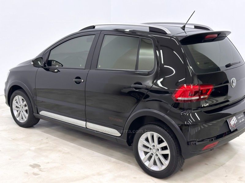 VOLKSWAGEN FOX 1.0 MPI TRACK 12V 2016/2017 FOCAR VEÍCULOS CAXIAS DO SUL / Carros no Vale