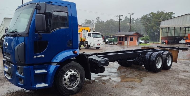 Ford Cargo 2429 E 6×2 Turbo Chassi 2012/2013 CAMINHÕES & CAMIONETAS PASSO FUNDO / Carros no Vale