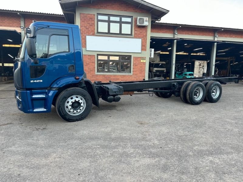 Ford Cargo 2429 E 6×2 Turbo Chassi 2012/2013 CAMINHÕES & CAMIONETAS PASSO FUNDO / Carros no Vale