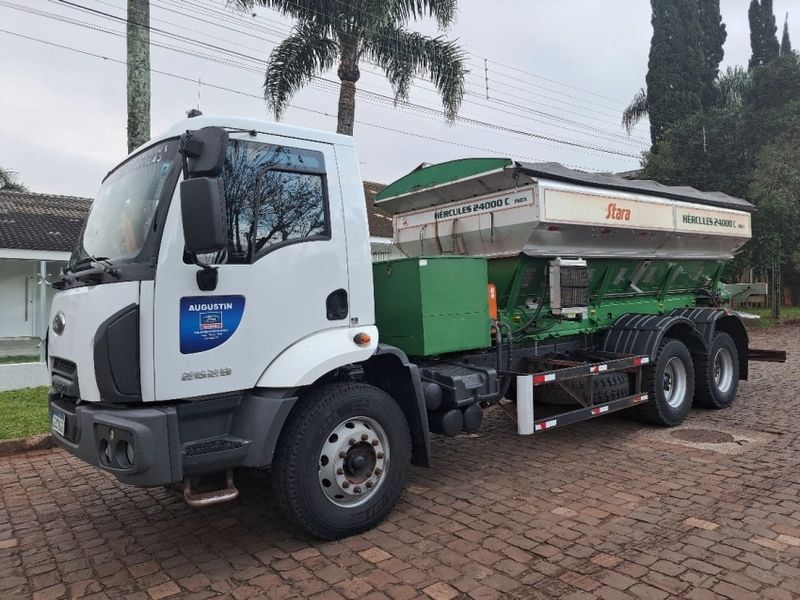 Ford Cargo 2629 E 6×4 Turbo E5 Distribuidor Calcáreo 2018/2019 CAMINHÕES & CAMIONETAS PASSO FUNDO / Carros no Vale