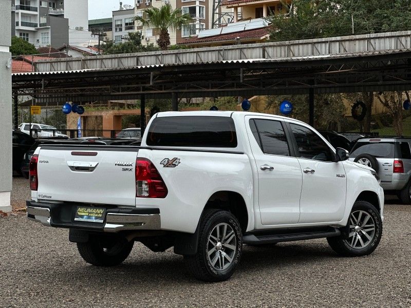 Toyota HILUX CAB.DUPLA SRX 2.8 2016 NEUMANN VEÍCULOS ARROIO DO MEIO / Carros no Vale