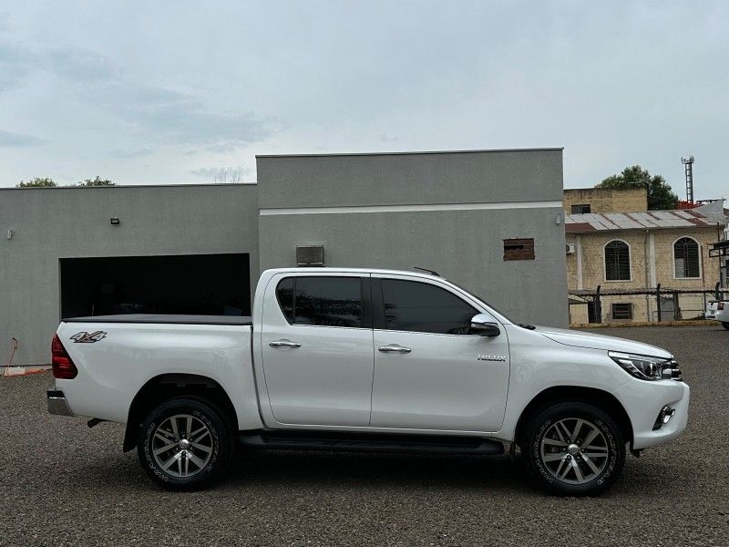 Toyota HILUX CAB.DUPLA SRX 2.8 2016 NEUMANN VEÍCULOS ARROIO DO MEIO / Carros no Vale