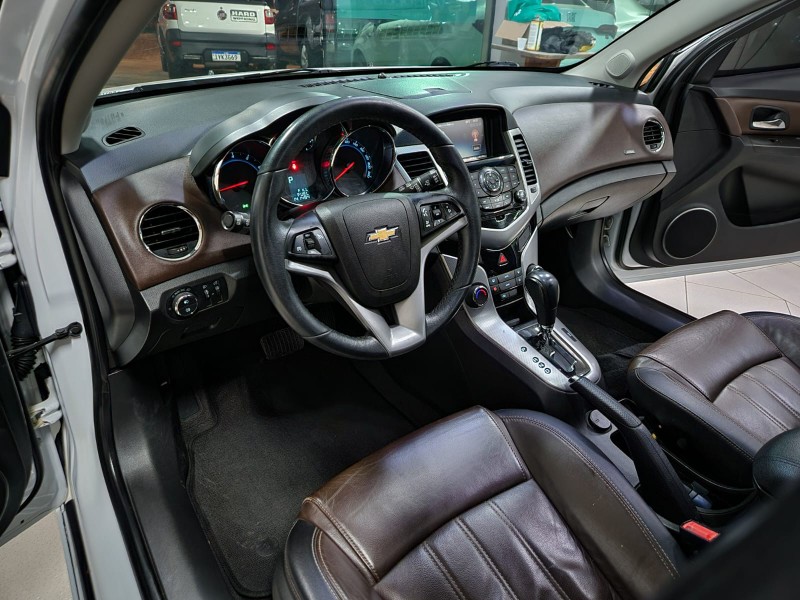 CHEVROLET CRUZE HATCH LTZ 1.8 2014/2015 TS VEÍCULOS ANTA GORDA / Carros no Vale