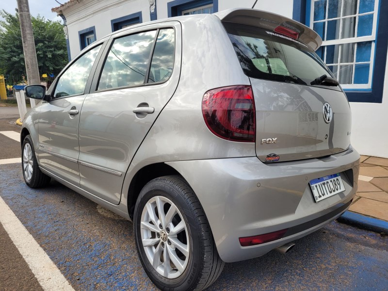 VOLKSWAGEN FOX 1.6 HIGHLINE GII 2013/2014 ADRIANO VEÍCULOS CRUZEIRO DO SUL / Carros no Vale