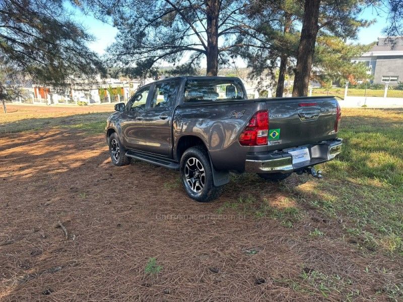 TOYOTA HILUX 2.8 SRV 4X4 CD 16V 2022/2022 DL MOTORS LAJEADO / Carros no Vale