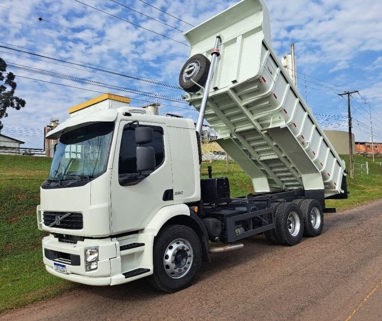 Volvo Vm 260 6×2 2p Caçamba 2011/2011 CAMINHÕES & CAMIONETAS PASSO FUNDO / Carros no Vale