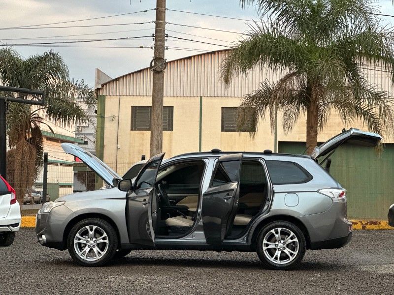 Mitsubishi OUTLANDER 2.0 2014 NEUMANN VEÍCULOS ARROIO DO MEIO / Carros no Vale