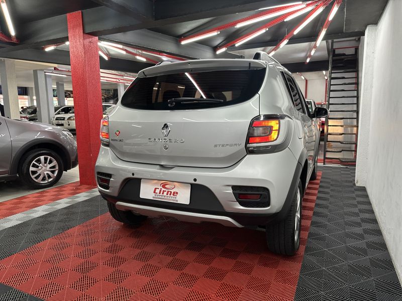 Renault SANDERO STEPWAY 1.6 16V 2017/2018 CIRNE AUTOMÓVEIS SANTA MARIA / Carros no Vale