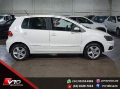 VOLKSWAGEN FOX 1.0 COMFORTLINE 12V 2015/2016 V10 VEÍCULOS CAXIAS DO SUL / Carros no Vale