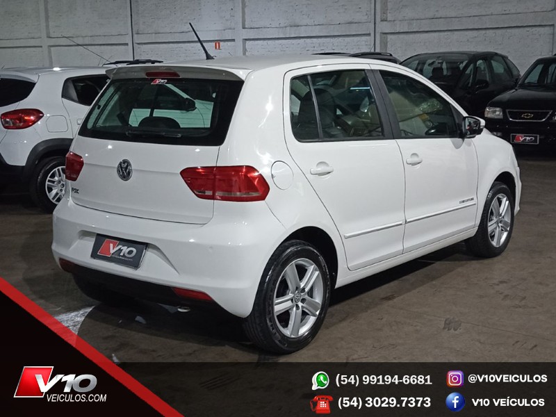 VOLKSWAGEN FOX 1.0 COMFORTLINE 12V 2015/2016 V10 VEÍCULOS CAXIAS DO SUL / Carros no Vale