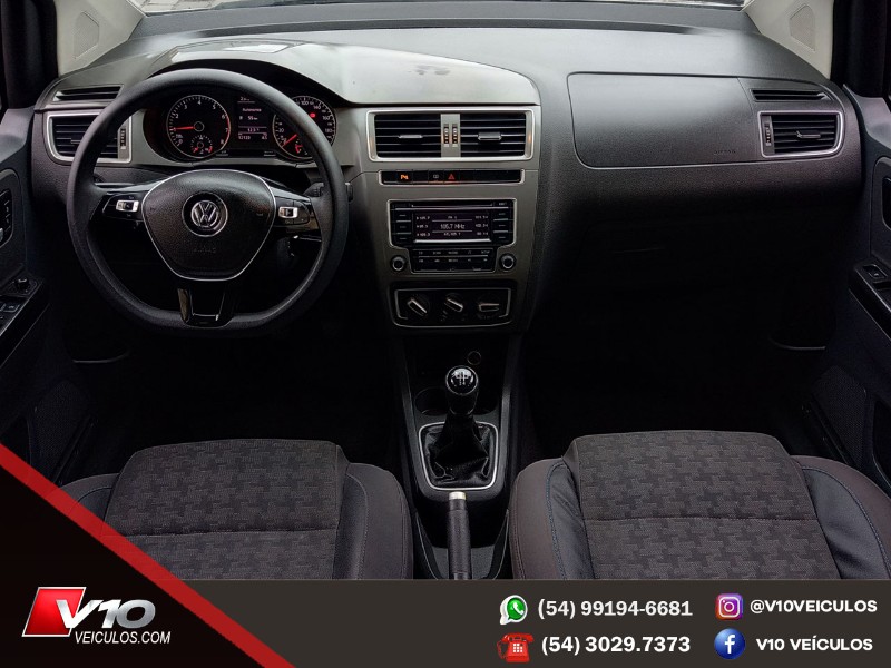 VOLKSWAGEN FOX 1.0 COMFORTLINE 12V 2015/2016 V10 VEÍCULOS CAXIAS DO SUL / Carros no Vale