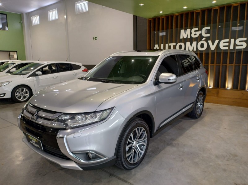 MITSUBISHI OUTLANDER 3.0 GT 4X4 V6 24V 2017/2018 M&C AUTOMÓVEIS CAXIAS DO SUL / Carros no Vale