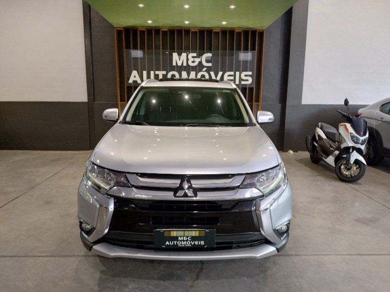 MITSUBISHI OUTLANDER 3.0 GT 4X4 V6 24V 2017/2018 M&C AUTOMÓVEIS CAXIAS DO SUL / Carros no Vale