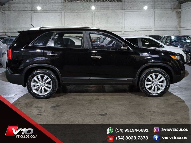 KIA SORENTO 2.4 EX 4X2 16V GASOLINA 4P AUTOMÁTICO 2012/2012 V10 VEÍCULOS CAXIAS DO SUL / Carros no Vale