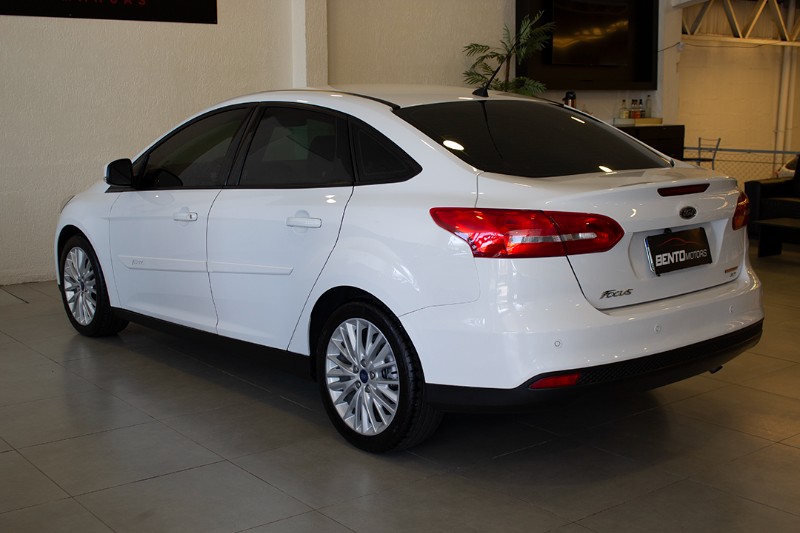 FORD FOCUS SEDAN FOCUS 2.0 SE SEDAN 16V FLEX 4P POWERSHIFT 2016/2016 BENTO MOTORS BENTO GONÇALVES / Carros no Vale