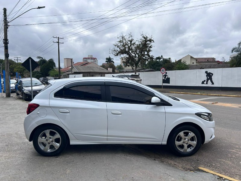 CHEVROLET ONIX LT 1.4 MECANICO 2019/2019 LS MULTIMARCAS VENÂNCIO AIRES / Carros no Vale