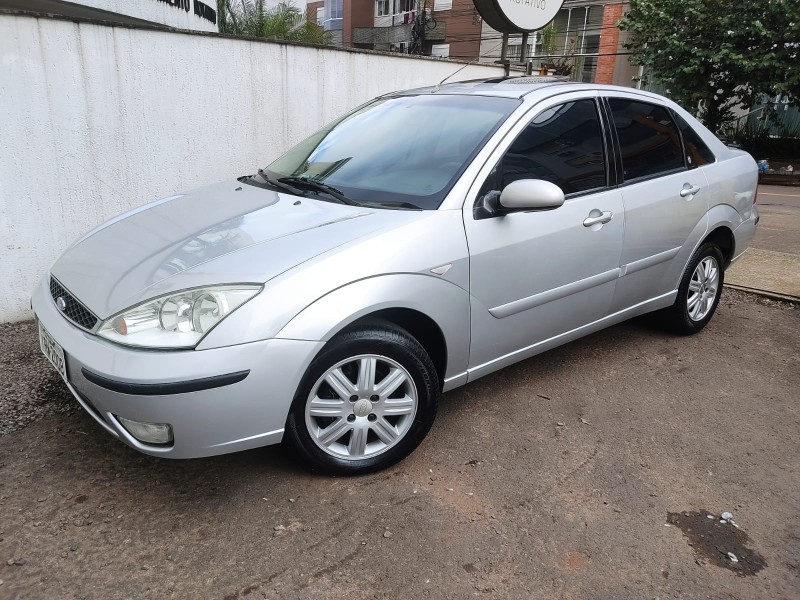 FORD FOCUS GHIA SEDAN 2.0 2006/2007 ALTERNATIVA VEÍCULOS LAJEADO / Carros no Vale