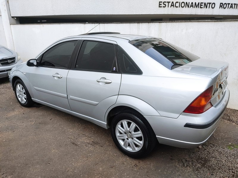 FORD FOCUS GHIA SEDAN 2.0 2006/2007 ALTERNATIVA VEÍCULOS LAJEADO / Carros no Vale