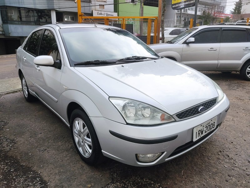 FORD FOCUS GHIA SEDAN 2.0 2006/2007 ALTERNATIVA VEÍCULOS LAJEADO / Carros no Vale