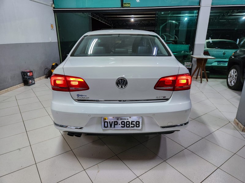 VOLKSWAGEN PASSAT 2.0 FSI DSG 2013/2014 TS VEÍCULOS ANTA GORDA / Carros no Vale