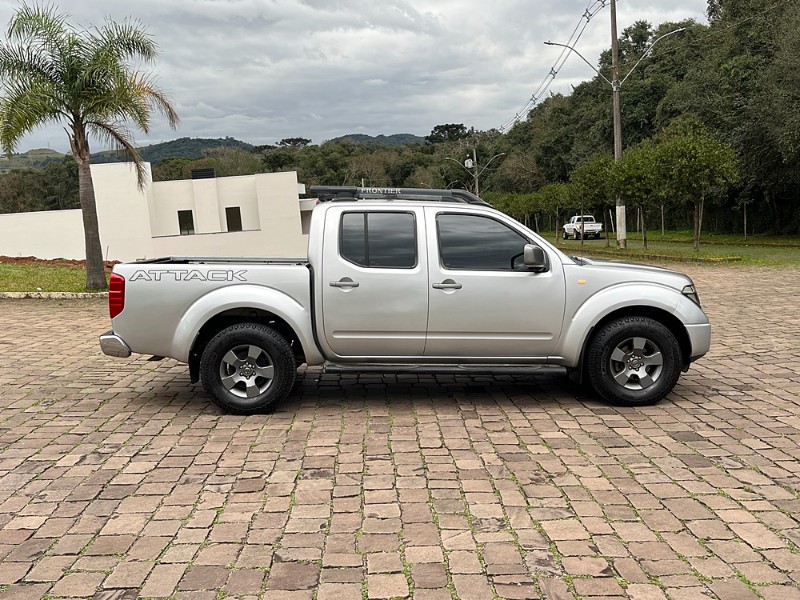 NISSAN FRONTIER 2.5 LE 4X4 CD TURBO ELETRONIC DIESEL 4P AUTOMÁTICO 2013/2013 BOSCO AUTOMÓVEIS GUAPORÉ / Carros no Vale