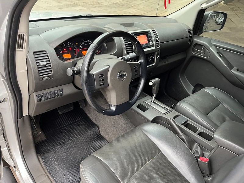 NISSAN FRONTIER 2.5 LE 4X4 CD TURBO ELETRONIC DIESEL 4P AUTOMÁTICO 2013/2013 BOSCO AUTOMÓVEIS GUAPORÉ / Carros no Vale