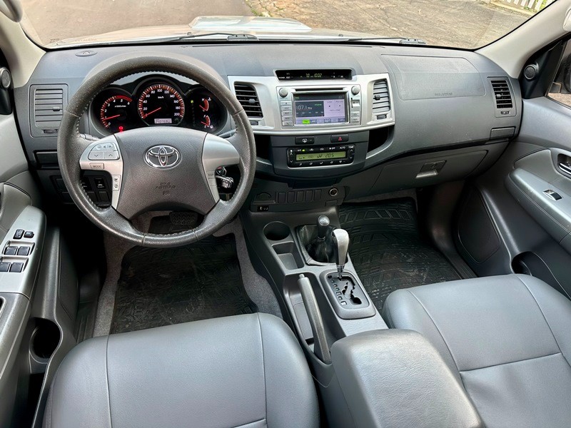 TOYOTA HILUX SRV 4X4 3.0 2013/2013 SÉTIMA VEÍCULOS GUAPORÉ / Carros no Vale