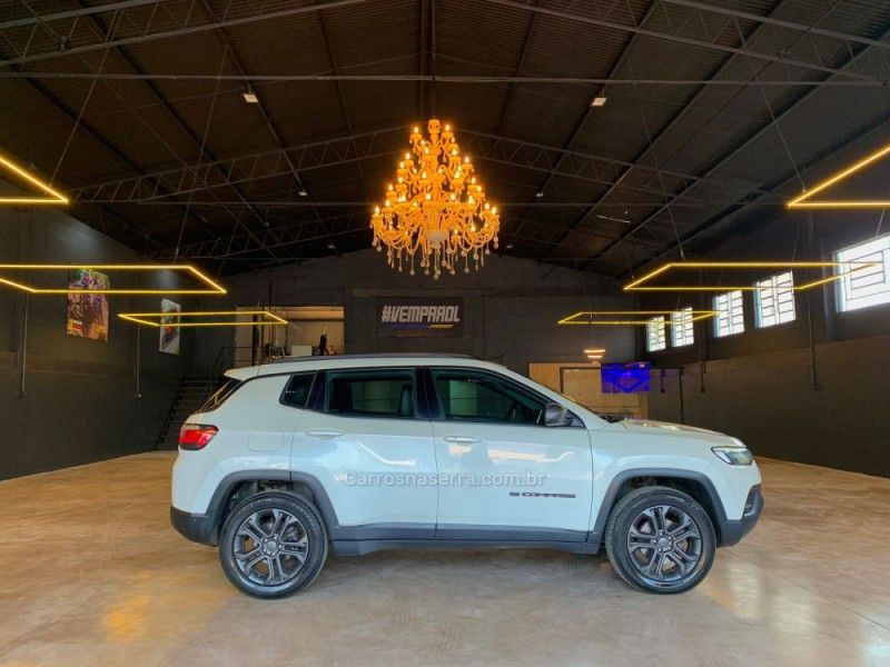 JEEP COMPASS 2.0 TURBO 350 80 ANOS 4X4 2022/2022 DL MOTORS LAJEADO / Carros no Vale