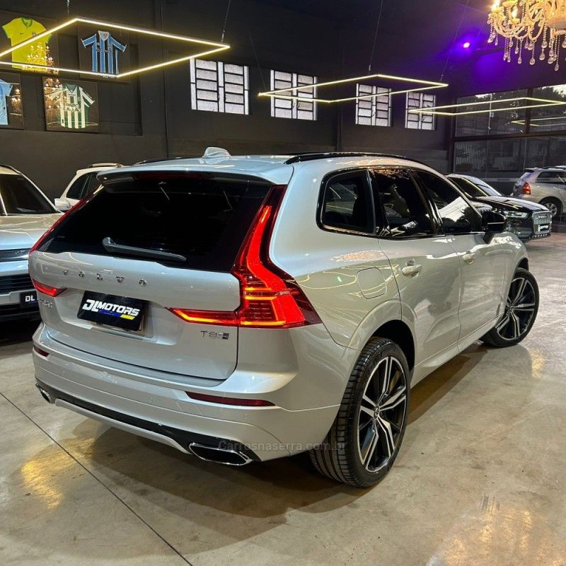 VOLVO XC60 2.0 T8 R DESIGN HYBRID 2020/2020 DL MOTORS LAJEADO / Carros no Vale