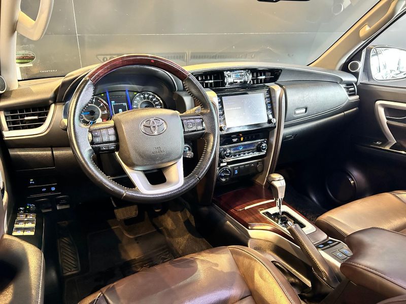 Toyota Hilux SW4 SRX 4×4 2.8 TDI 16V Dies Aut. 2019/2020 CONCEPT MOTORS PASSO FUNDO / Carros no Vale