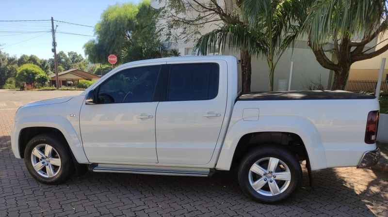 Volkswagen AMAROK 2.0 HIGHLINE 4X4 CD 16V TURBO INTERCOOLER DIESEL 4P AUTOMÁTICO 2017/2017 CAMINHÕES & CAMIONETAS PASSO FUNDO / Carros no Vale