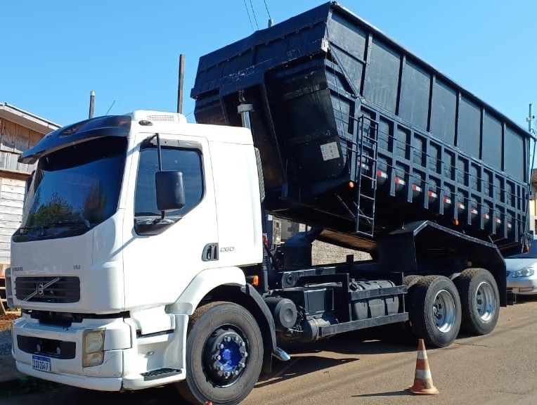 Volvo Vm 260 6×2 Caçamba 2011/2011 CAMINHÕES & CAMIONETAS PASSO FUNDO / Carros no Vale