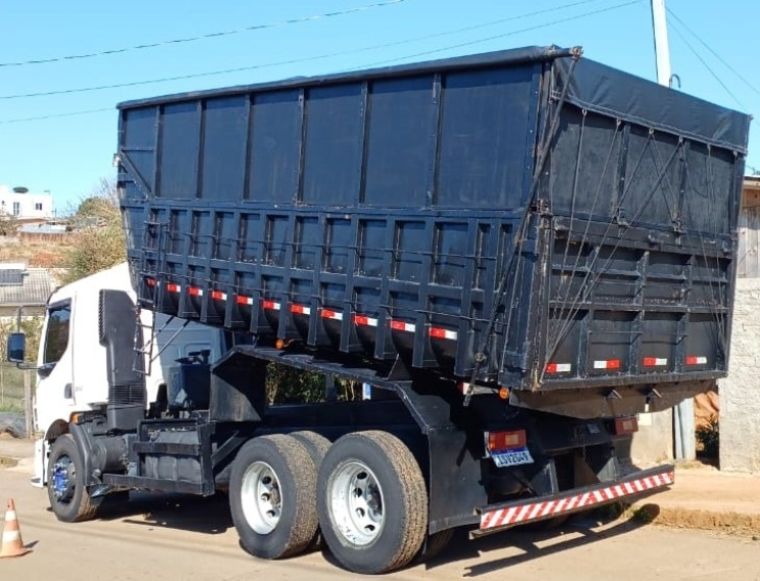 Volvo Vm 260 6×2 Caçamba 2011/2011 CAMINHÕES & CAMIONETAS PASSO FUNDO / Carros no Vale