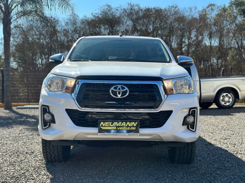 Toyota HILUX CAB.DUPLA SRV 2.8 TB 2020 NEUMANN VEÍCULOS ARROIO DO MEIO / Carros no Vale