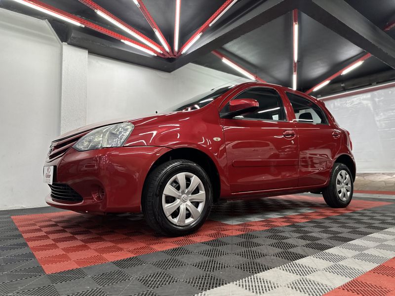 Toyota ETIOS X 1.3 16V Mec. 2014/2014 CIRNE AUTOMÓVEIS SANTA MARIA / Carros no Vale