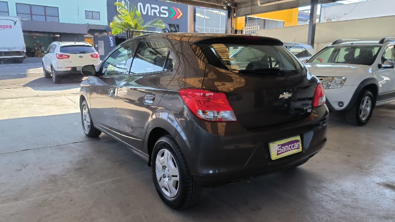 CHEVROLET ONIX 1.0 LT 2014/2015 SANCCAR VEÍCULOS SANTA CRUZ DO SUL / Carros no Vale