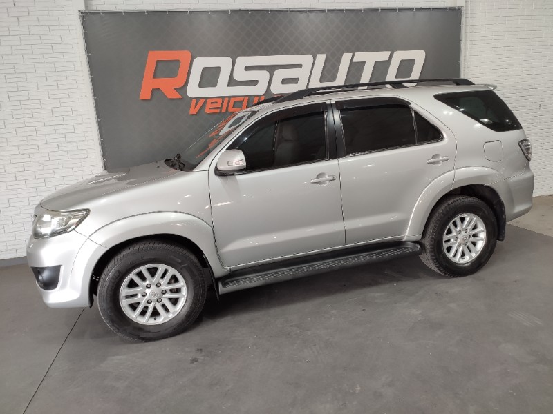 TOYOTA HILUX SW4 HILUX SW4 3.0 SRV 4X4 7 LUGARES 16V TURBO INTERCOOLER DIESEL 4P AUTOMÁTICO 2013/2013 ROSAUTO VEÍCULOS VENÂNCIO AIRES / Carros no Vale