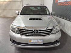 TOYOTA HILUX SW4 HILUX SW4 3.0 SRV 4X4 7 LUGARES 16V TURBO INTERCOOLER DIESEL 4P AUTOMÁTICO 2013/2013 ROSAUTO VEÍCULOS VENÂNCIO AIRES / Carros no Vale