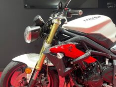 TRIUMPH STREET TRIPLE 675 2017/2017 EXCLUSIVO VEÍCULOS SANTA CRUZ DO SUL / Carros no Vale