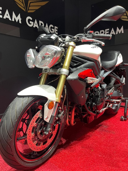 TRIUMPH STREET TRIPLE 675 2017/2017 EXCLUSIVO VEÍCULOS SANTA CRUZ DO SUL / Carros no Vale