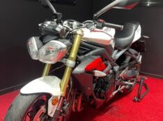 TRIUMPH STREET TRIPLE 675 2017/2017 EXCLUSIVO VEÍCULOS SANTA CRUZ DO SUL / Carros no Vale