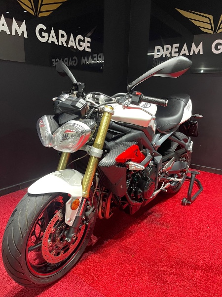 TRIUMPH STREET TRIPLE 675 2017/2017 EXCLUSIVO VEÍCULOS SANTA CRUZ DO SUL / Carros no Vale