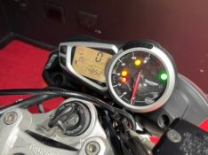 TRIUMPH STREET TRIPLE 675 2017/2017 EXCLUSIVO VEÍCULOS SANTA CRUZ DO SUL / Carros no Vale