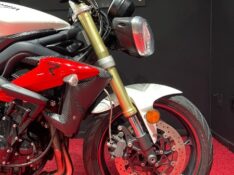 TRIUMPH STREET TRIPLE 675 2017/2017 EXCLUSIVO VEÍCULOS SANTA CRUZ DO SUL / Carros no Vale